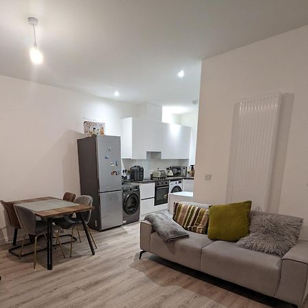Contemporary Double Ensuite Room Бирмингем Экстерьер фото