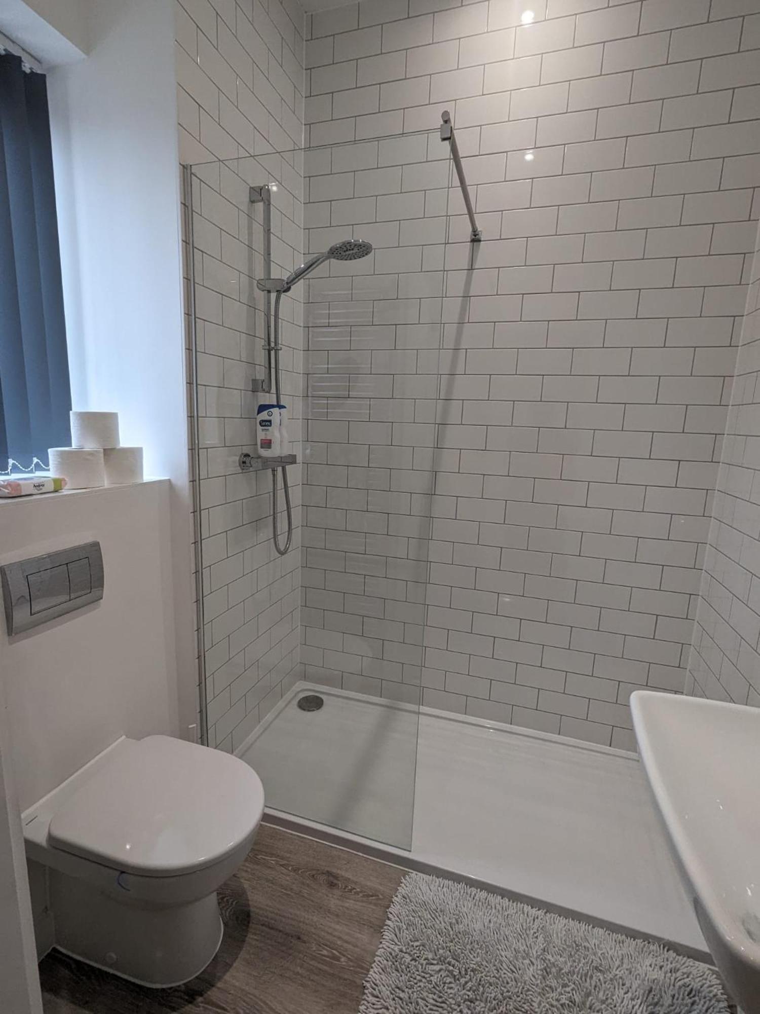 Contemporary Double Ensuite Room Бирмингем Экстерьер фото