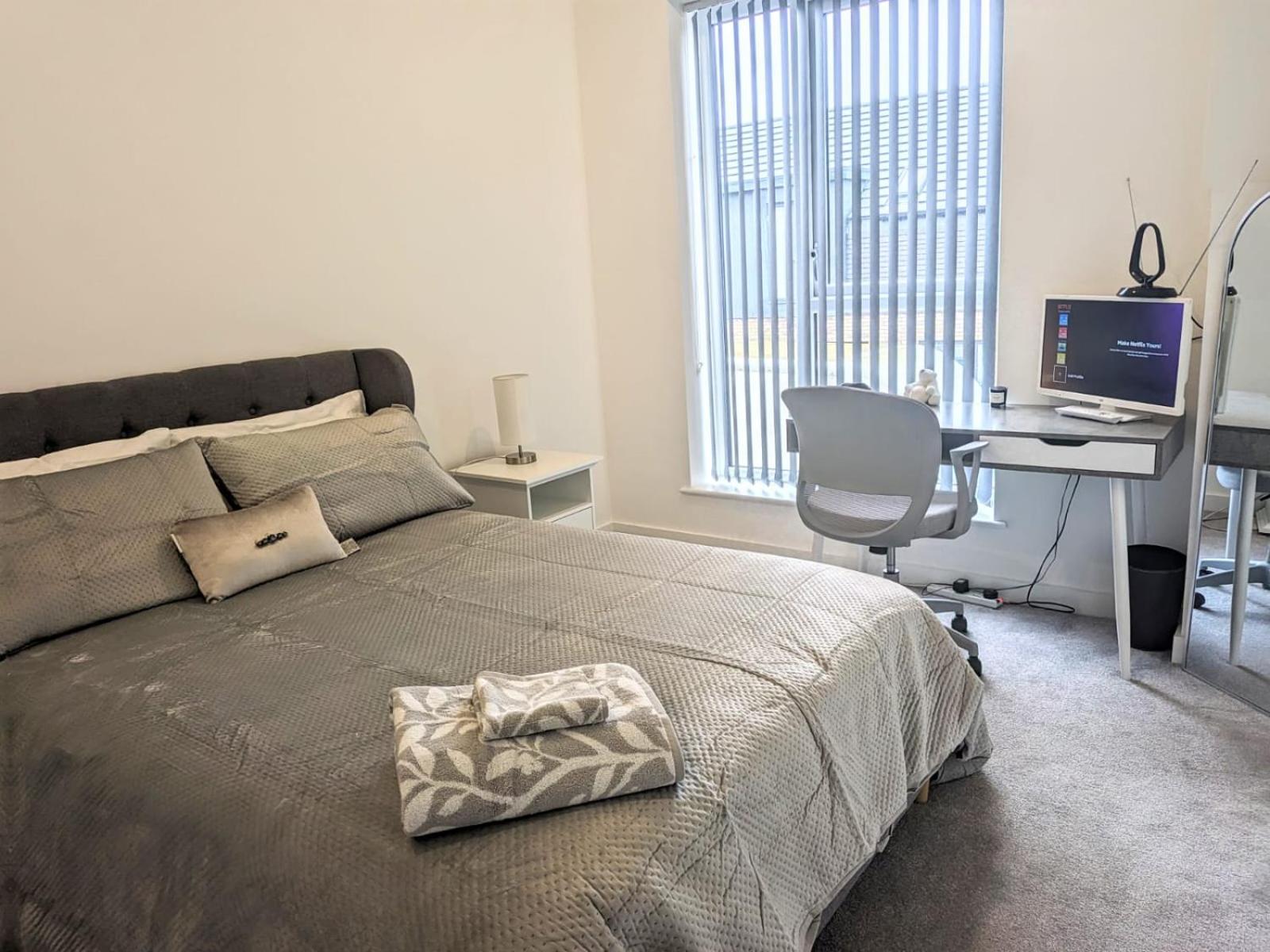Contemporary Double Ensuite Room Бирмингем Экстерьер фото