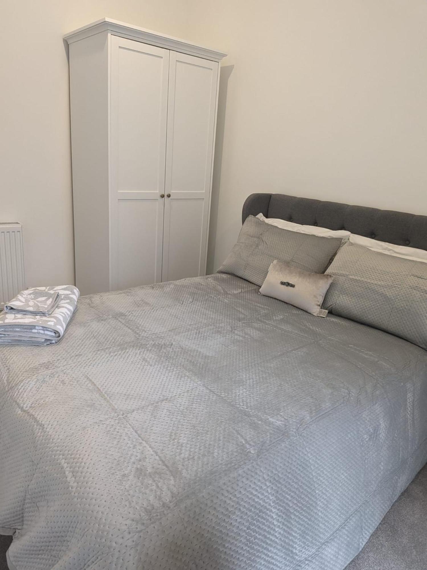 Contemporary Double Ensuite Room Бирмингем Экстерьер фото